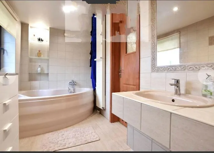 Bizar بيت شباب